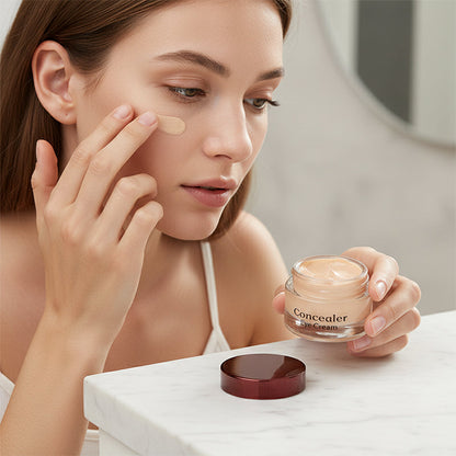 Finom, tápláló szemkrém, amely fedő hatással rendelkezik – csökkenti a finom ráncokat.