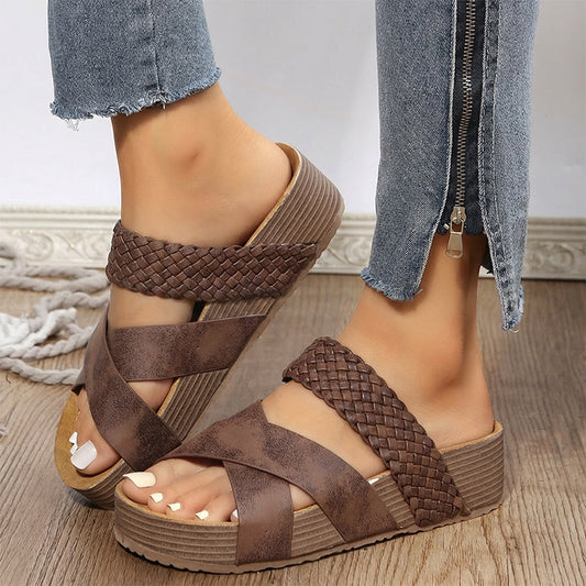👡 Női, keresztfonású pántos, ék alakú szandál